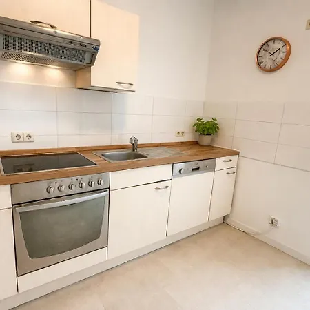 Zentral Gelegene Ferienwohnung, Gemuetliche Boxspringbetten, Wifi, Smart Tv, Balkon