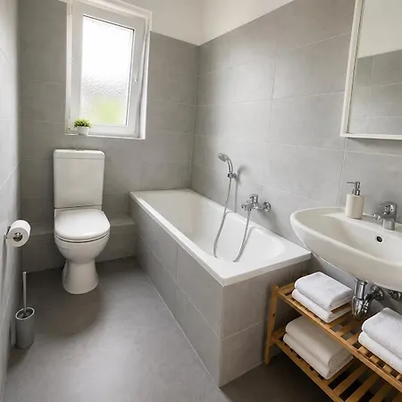 Zentral Gelegene Ferienwohnung, Gemuetliche Boxspringbetten, Wifi, Smart Tv, Balkon Διαμέρισμα