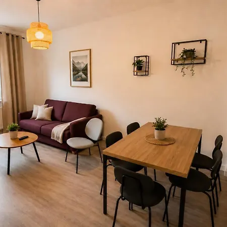 Zentral Gelegene Ferienwohnung, Gemuetliche Boxspringbetten, Wifi, Smart Tv, Balkon *